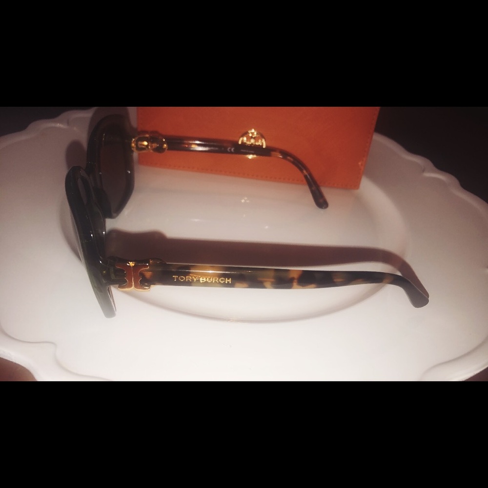 Tory Burch Green Sunglasses 🐆 - Picture 7 of 8